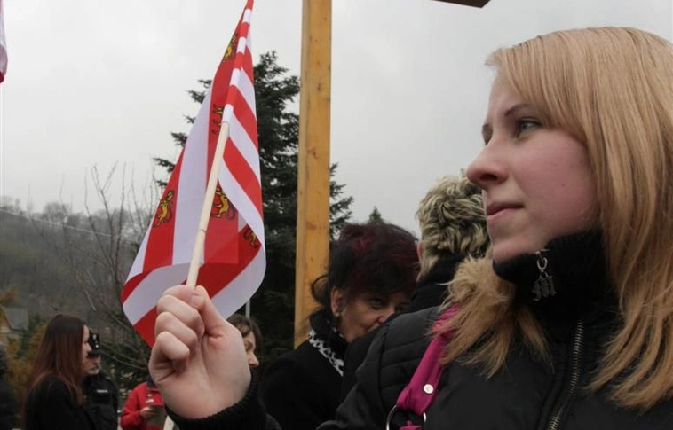A Jobbik kettős kereszt állítása a Városház téren