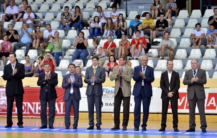 U18 éremosztó