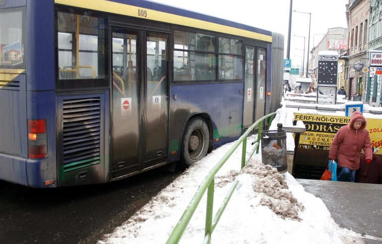 Padkára csúszott a meghibásodott autóbusz