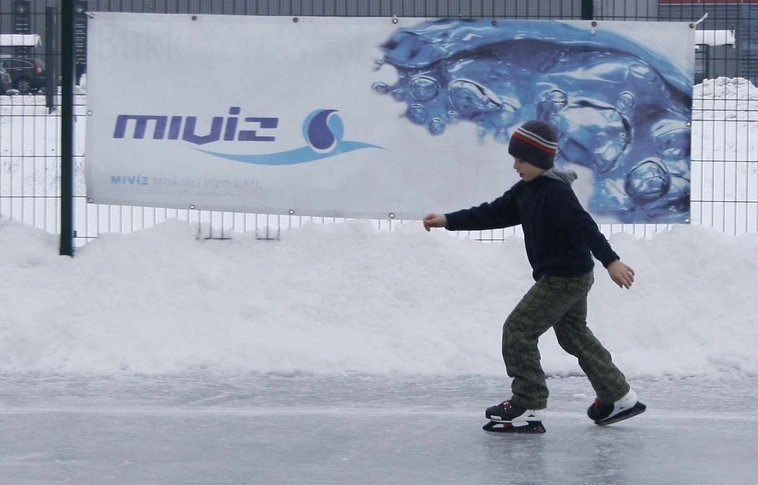 Jégpálya várja a korcsolyázókat a Decathlon-nál