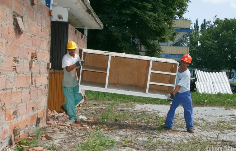 Bontják a tapolcai strandot