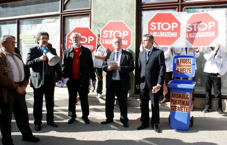 A miskolci szocialisták demonstrációja a Széchenyi utcai Fidesz-pont előtt