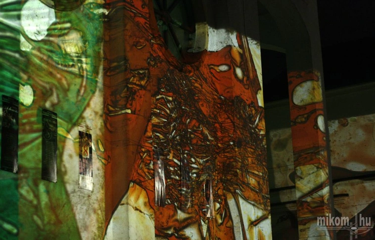 Public Art-fényfestés a Nyári Színházban