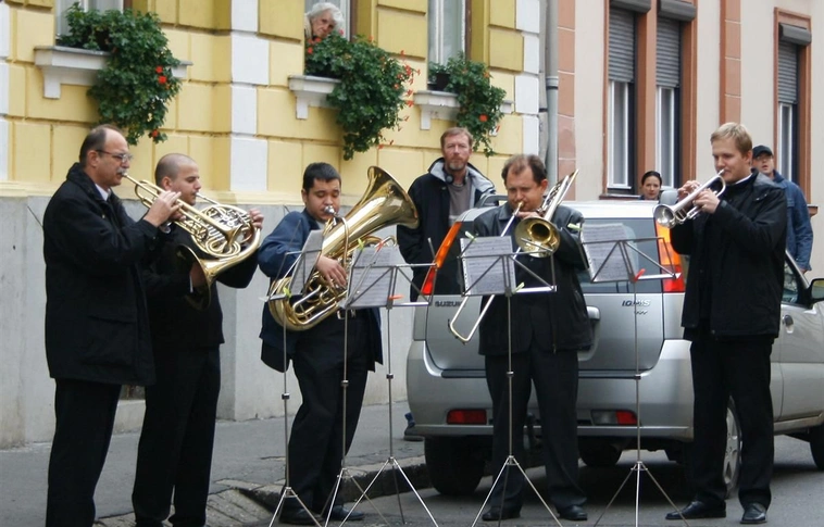 Koszorúzás Szabó Lőrinc emléktáblájánál