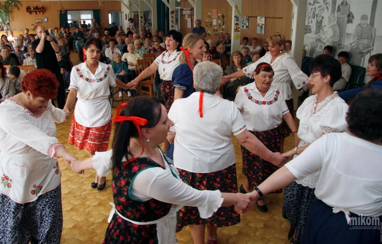 Locsolóbál az Őszi Napsugár Otthonban