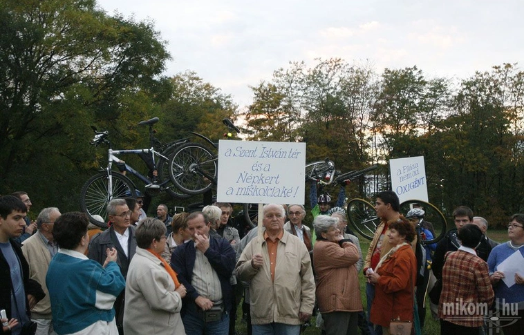 Élőláncos demonstráció a miskolci parkokért