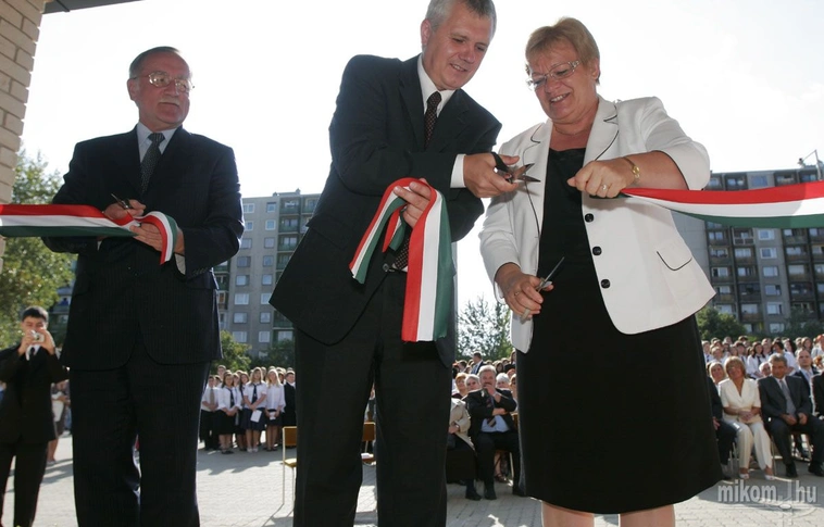 Avasi Gimnázium avató
