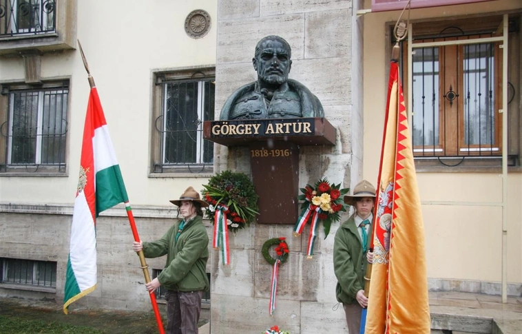 Koszorúzás a Görgey Artúr szobornál