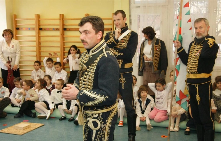 Huszárok látogatása a Szinva-Népkerti óvodában