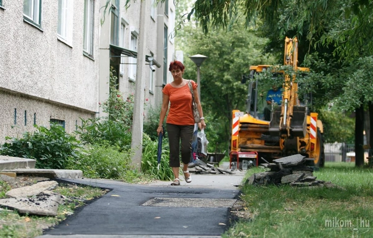 Új parkoló készül és járdafelújítás a Vászonferítő utcában