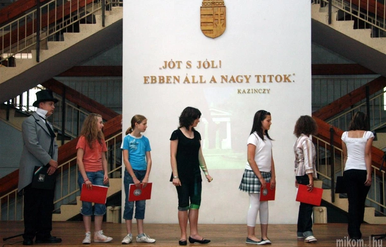 Koszorúzás az országos Kazinczy emléktúra állomásán a Kazinczy Ált. Iskolában