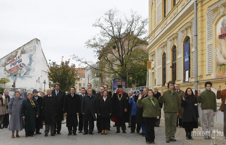 Koszorúzás a Nagy Imre emléktáblánál