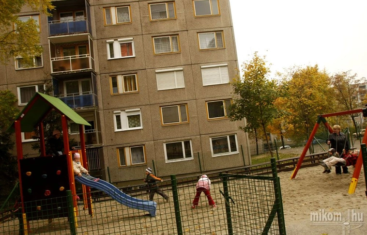 Új játszótér az Avason
