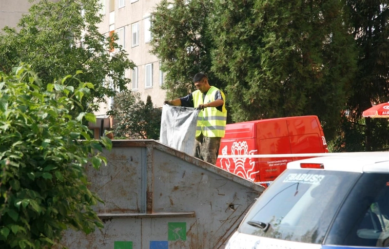 A szakemberek dolgoznak, a rendőrség őrzi a Középszeren a paneltűz helyszinét