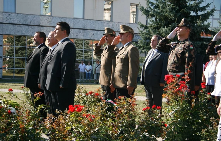 Koszorúzás a Szent István szobornál