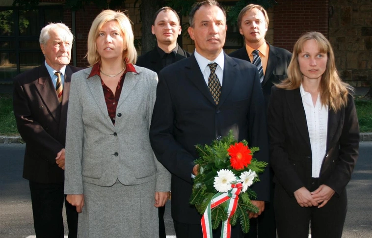 Koszorúzott a Fidesz és a KDNP miskolci szervezete a Batthyány emléktáblánál