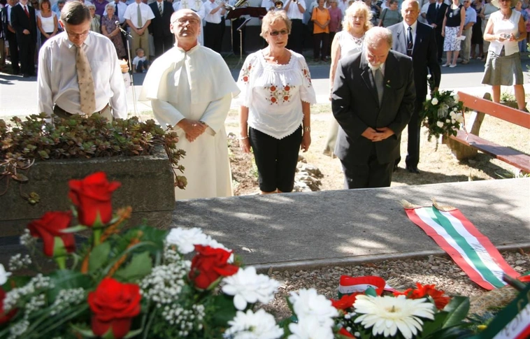 Megemlékezés, koszorúzás a hámori Szent István-szobornál