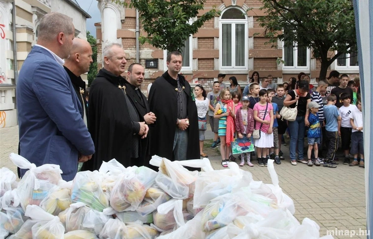 A Jeruzsálemi Szent Lázár Lovagrend szeretet csomag osztása az Erzsébet téren