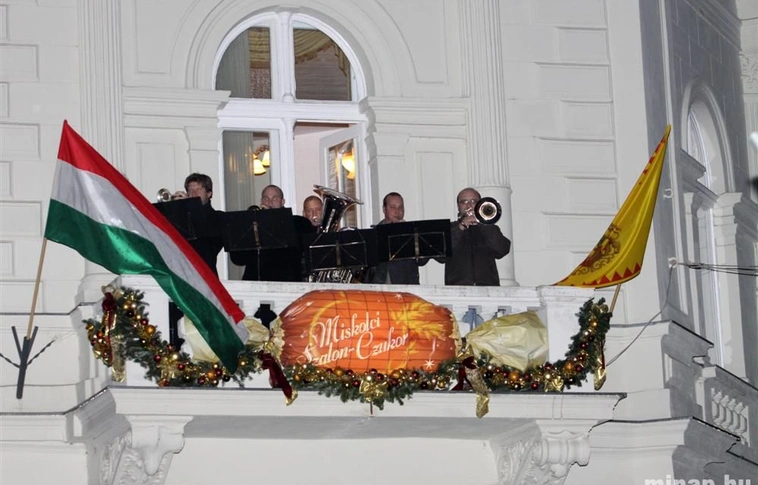 Ég az első adventi gyertya