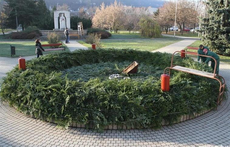 Készül a város adventi koszorúja