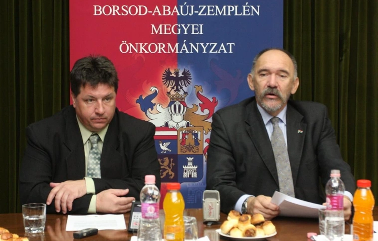 Árvízi pénzügyi adományok szétosztása a Megyeházán