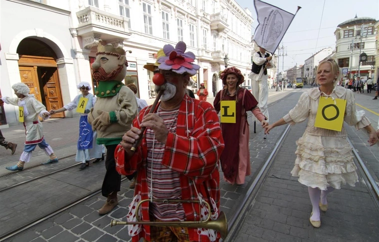 A Csodamalom Bábszínház évadnyitó felvonulása a belvárosban