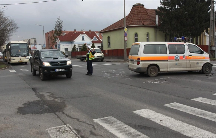 Szirénázó mentőautó ütközött a Szilágyi és Lévay utcák kereszteződésében
