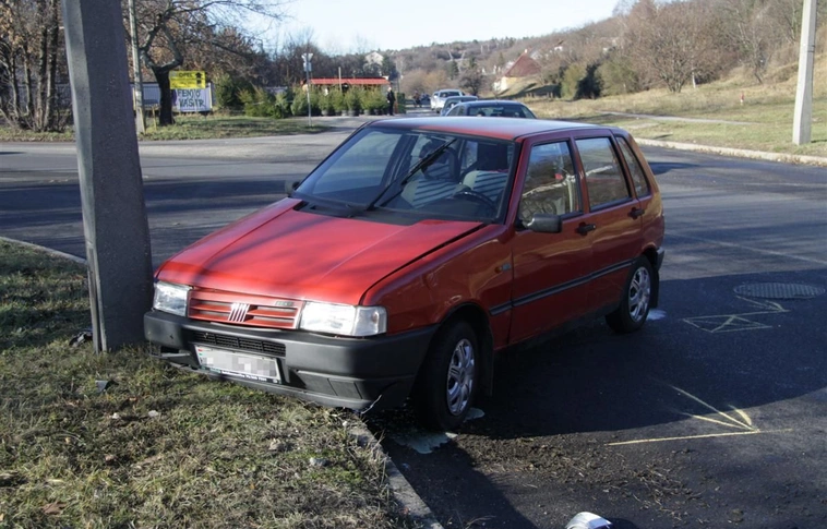 A villanyoszlopnak csapódott a Fiat