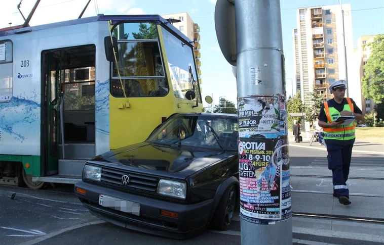 Felnyársalta a villamos a Volkswagent