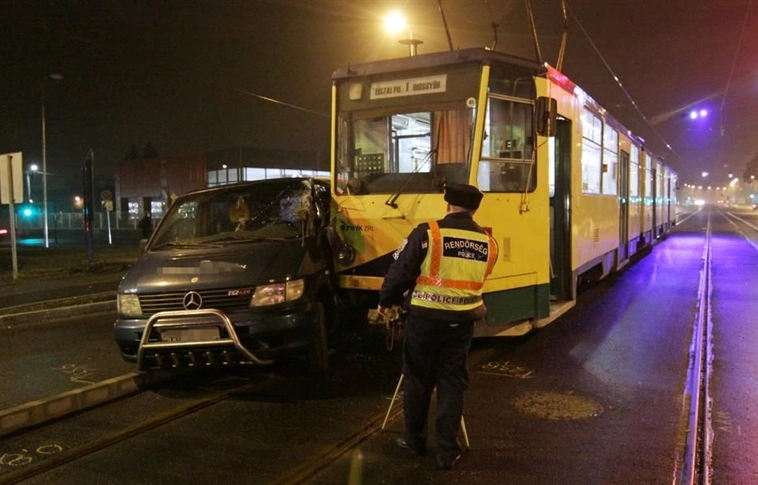 Mercedes furgon kanyarodott a villamos elé
