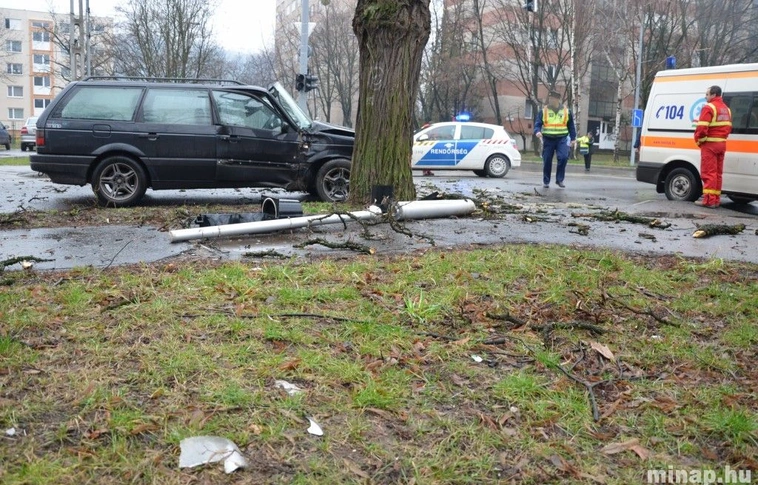 Közlekedési baleset a Malomszög és Tizeshonvéd utcák kereszteződésében