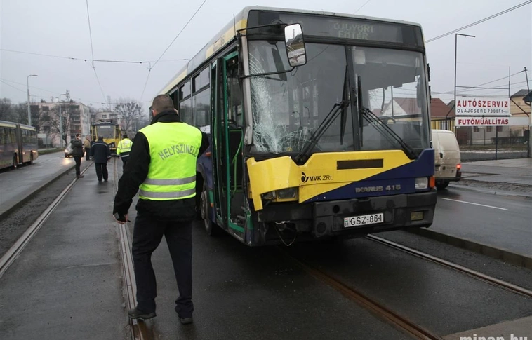 Villamos ütközött a 16-os busszal