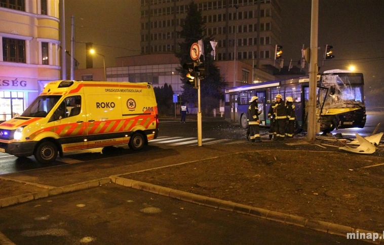 Buszok ütköztek a Petőfi térnél
