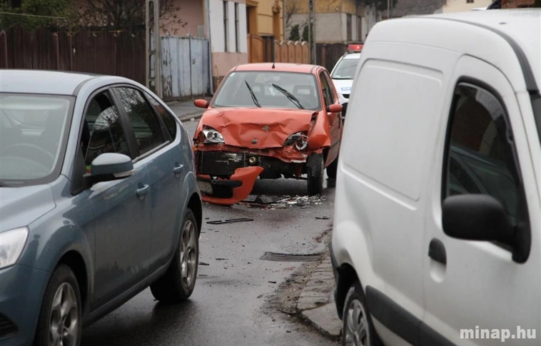 Hármas karambol a Meggyesalja utcán