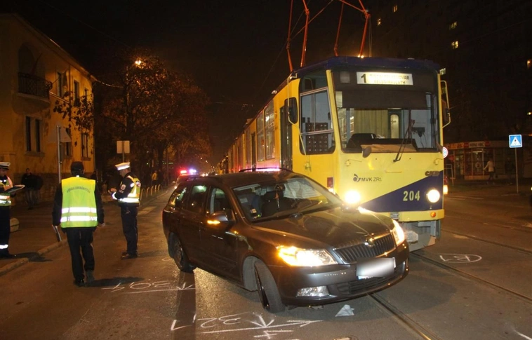 Villamos ütközött személyautóval a Győri kapuban
