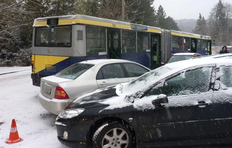 Több autó csúszott a buszba Miskolctapolcán