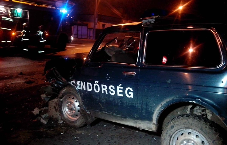 Rendőrautó is részese a Lévay-Szilágyi utca kereszteződésében történt balesetnek