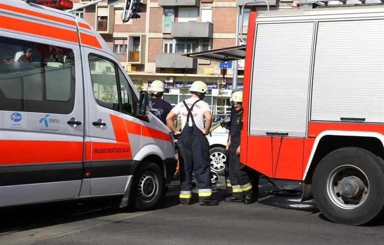 Mentővel ütközött a motoros