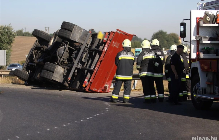Teherautó borult a 26-oson