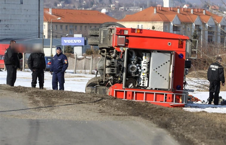 Borult a tűzoltóautó!