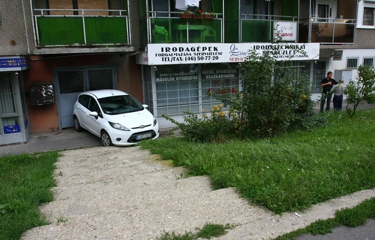 Rosszul lett, lépcsőháznak hajtott