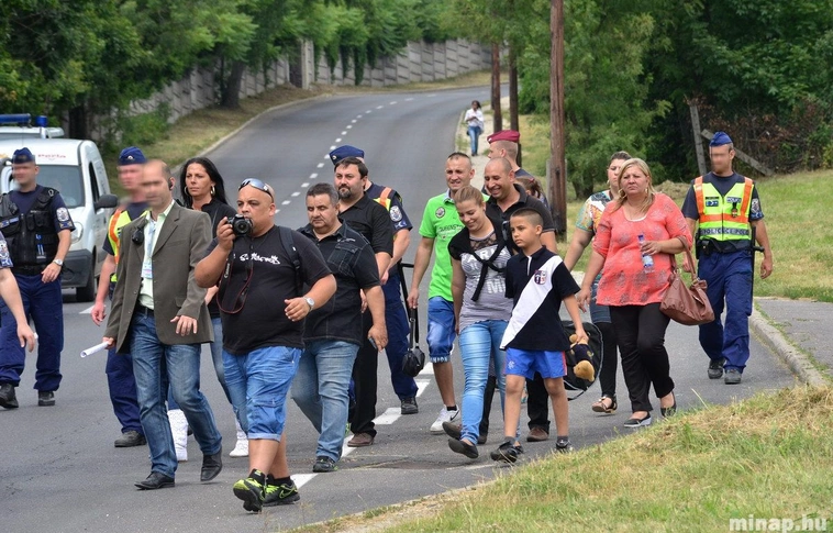Romatüntetők az Avasról a Szent Anna térig