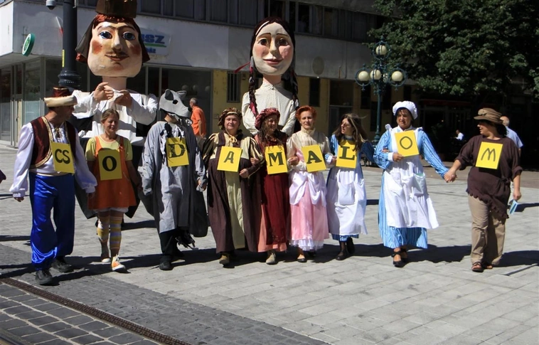 A Csodamalom Bábszínház évadnyitó felvonulása