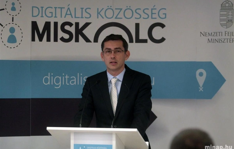 A környező településeken is lehet pályázni laptopra