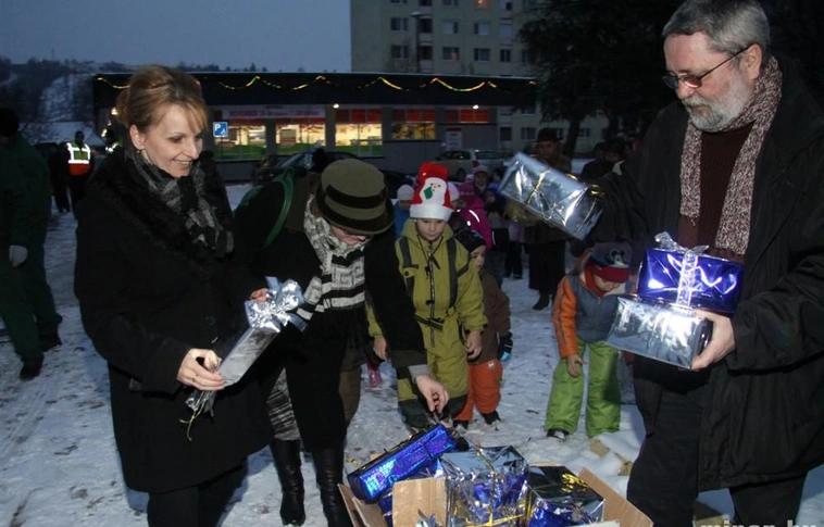 Ovisok segítségével díszítették a diósgyőri karácsonyfákat