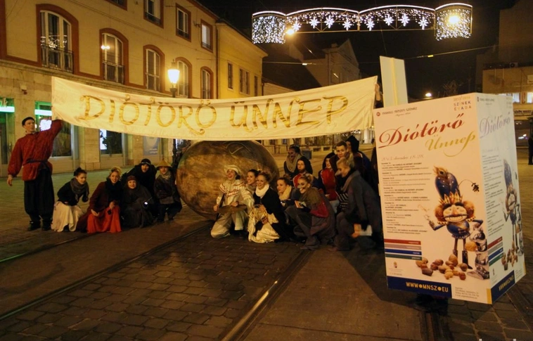 Diótörő felvonulás a sétáló utcán