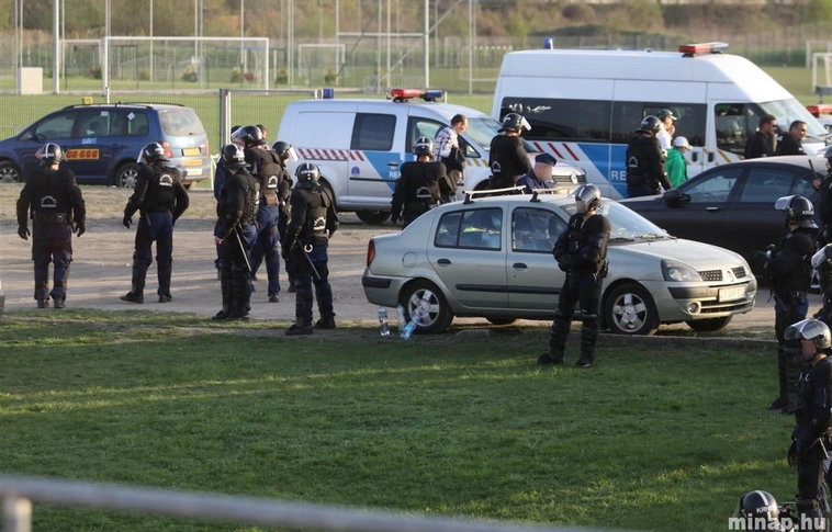 Fradi szurkolókat kísérnek a rendőrök