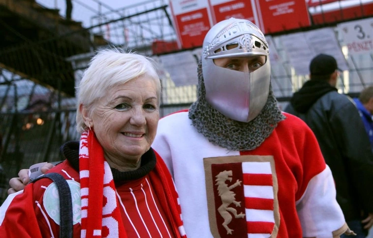 Bemutatkoztak a DVTK női szurkolói