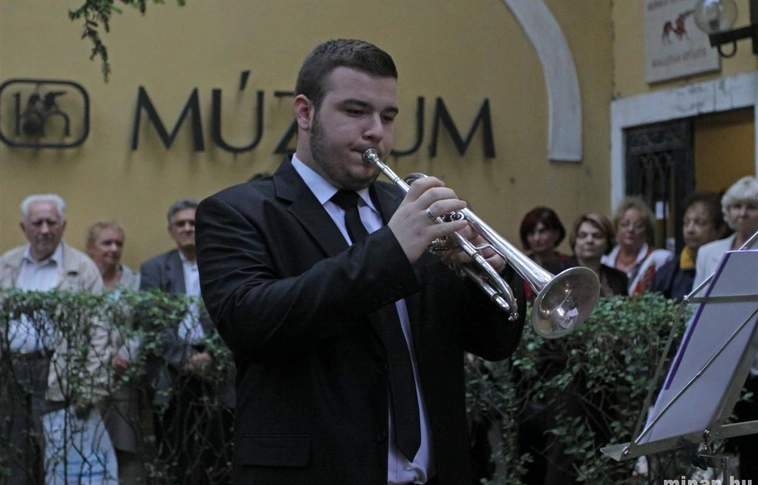 Emléktábla, könyv, koncert Egressy Béni emlékére
