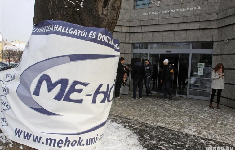 Egyetemista demonstráció a Kormányhivatalban